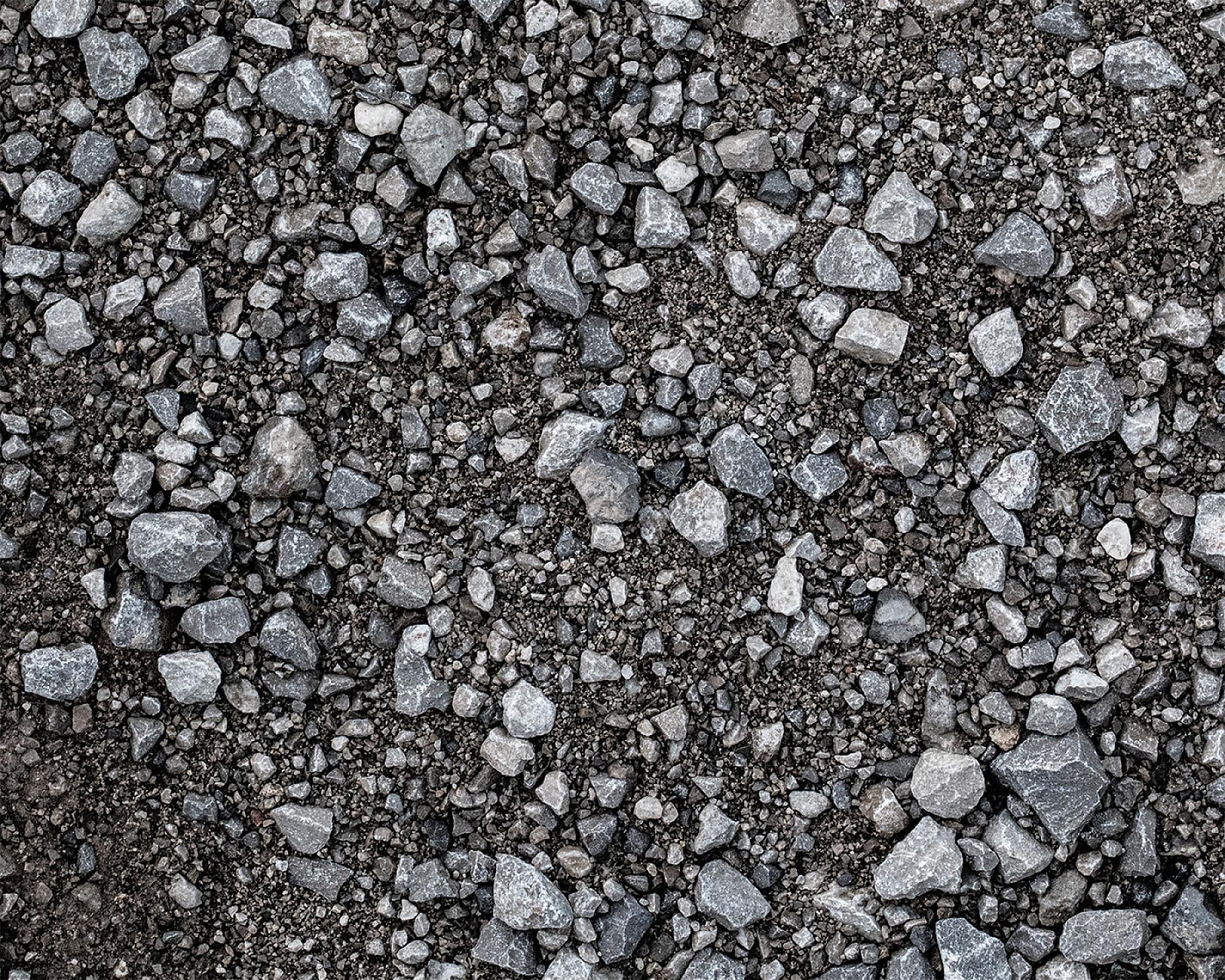 Basaltschotter in verschiedenen Grautönen, gleichmäßig verteilt, Nahaufnahme. Marke: Hellerwald.