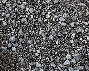 Basaltschotter in verschiedenen Grautönen, gleichmäßig verteilt, Nahaufnahme. Marke: Hellerwald.