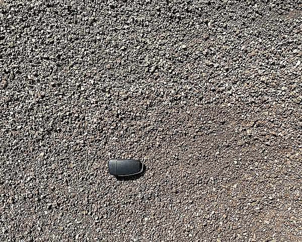 Hellerwald Fugensplitt aus Hartstein, Körnung 0-5 mm, körnige Struktur auf einer Fläche.