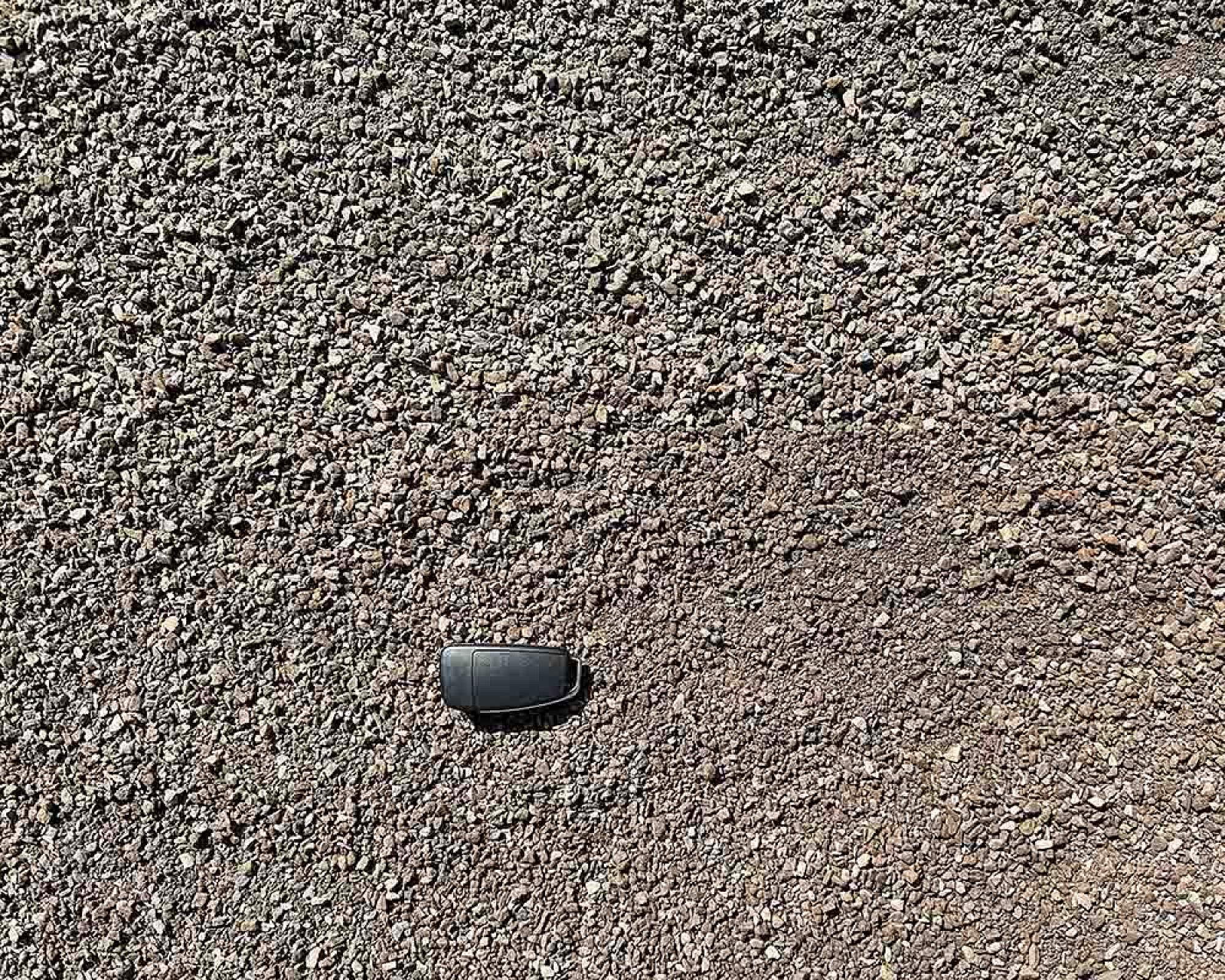 Hellerwald Fugensplitt aus Hartstein, Körnung 0-5 mm, körnige Struktur auf einer Fläche.