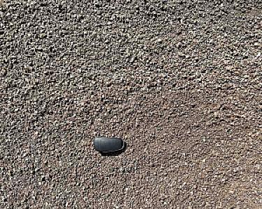 Hellerwald Fugensplitt aus Hartstein, Körnung 0-5 mm, körnige Struktur auf einer Fläche.