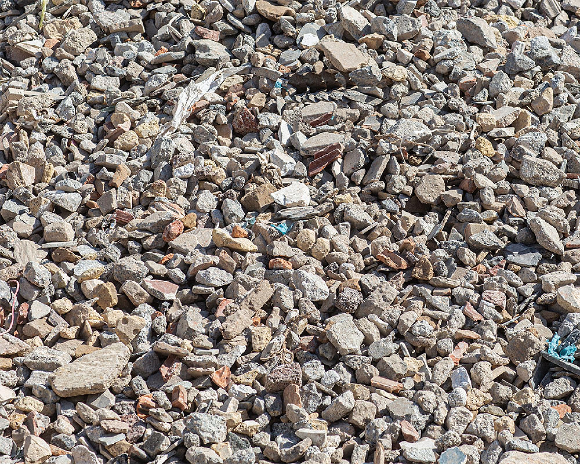 Hellerwald RC-Recyclingschotter auf Kieshaufen, gemischte Gesteinsbrocken und Materialien.
