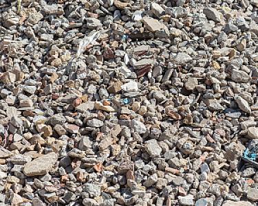 Hellerwald RC-Recyclingschotter auf Kieshaufen, gemischte Gesteinsbrocken und Materialien.