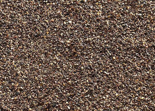 Weserkies von Sommer Baustoffe GmbH + Co. KG, eine Mischung aus glatten, kleinen Kieselsteinen in verschiedenen Erdtönen.