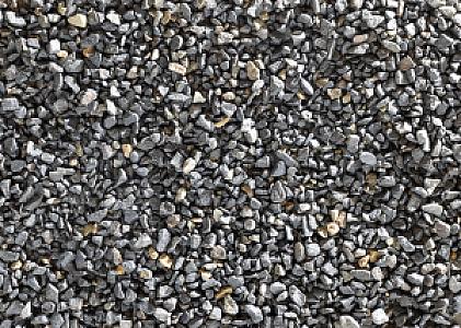 Edelsplitt aus Karbonquarzit, graue und beige Steinchen in unterschiedlichen Größen, Baumaterial von Sommer Baustoffe.