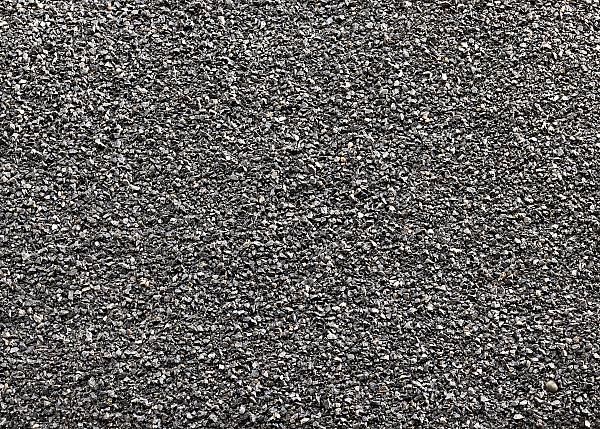 Grauer Edelsplitt aus Karbonquarzit von Sommer Baustoffe, gleichmäßig verteilt.