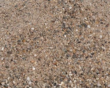 Feiner, zertifizierter Spielsand in Nahaufnahme mit unterschiedlichen Sandkörnern und kleinen Steinchen.