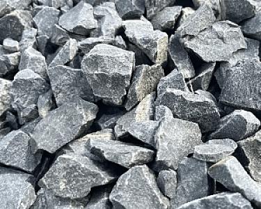Grobe Gabionensteine aus Basalt in unterschiedlichen Größen und Formen, grau bis dunkelgrau.