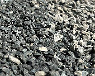 Nahaufnahme von grauem Fugensplitt der Marke Entsorgen Versorgen in einer Körnung von 0-5 mm.