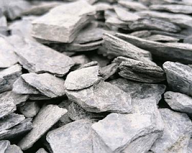 Schiefer-Splitt in Nahaufnahme, graue, flache Steine aus der Entsorgen Versorgen Kollektion.
