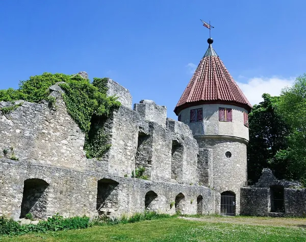 Alte Burgmauer mit Turm im Landkreis Tuttlingen an einem sonnigen Tag.