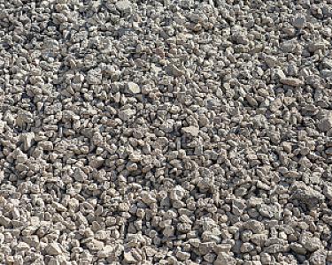 Häufung von recyceltem RC-Betonschotter auf einer Fläche, kleines graues Gestein, gleichmäßig verteilt.
