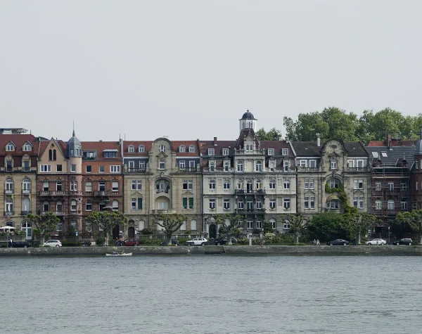 Mehrere historische Gebäude am Ufer des Bodensees im Landkreis Konstanz.