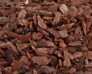 Feiner Pinienmulch in verschiedenen Brauntönen, lose Materialstruktur.
