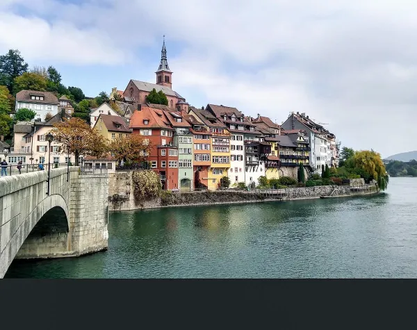 Idyllische Altstadt von Waldshut am Flussufer mit Brücke und historischer Kirche im Hintergrund.