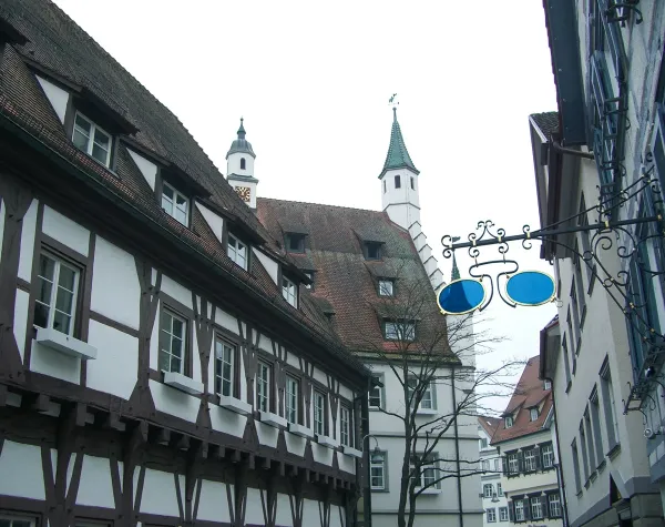 Fachwerkhäuser in der Altstadt von Biberach mit historischem Glockenturm im Hintergrund.
