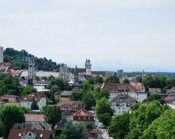 Panoramablick auf die Stadtmitte von Ravensburg mit historischen Gebäuden und grüner Umgebung.