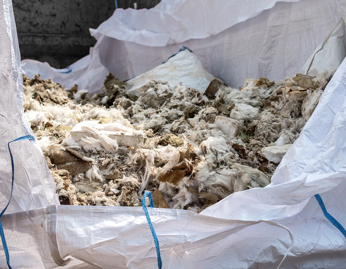 Mineralwolle im Big Bag im Abfallcontainer