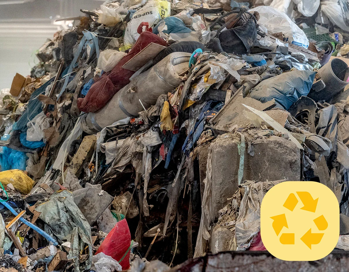 gemischter Abfall in einer Sortieranlage
