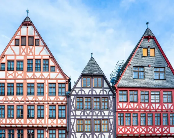 Historische Fachwerkhäuser in Frankfurt (Oder) unter klarem Himmel.