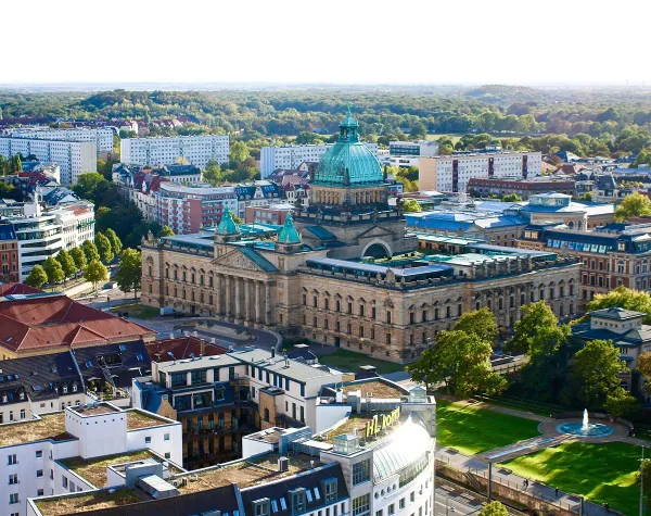 Luftaufnahme von Leipzig mit dem Bundesverwaltungsgericht im Zentrum, umgeben von Wohnhäusern und Grünflächen.