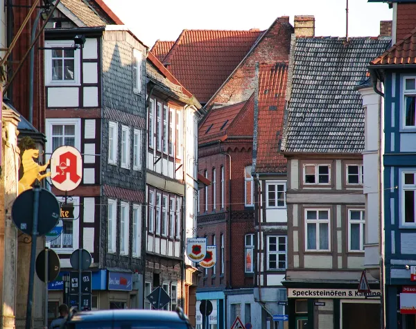 Fachwerkhäuser in einer Altstadt von Altmarkkreis Salzwedel, Straßenszene am späten Nachmittag.